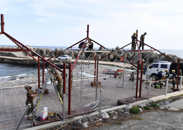 지난달 14일 울릉 태풍 피해 복구에 나선 한·미 해군. 해군 1함대사령부 제공