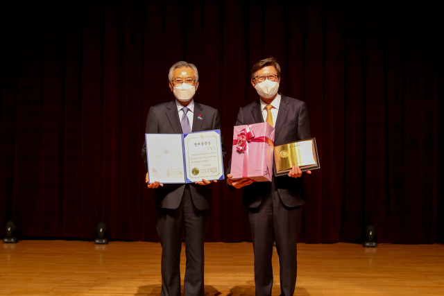 박형준 시장에 동아대 명예동문증 증정식.