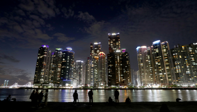 부산 야간 관광 활성화를 위한 ‘별바다 부산’ 브랜드 홍보활동이 본격화된다. 산복도로에서 바라본 야경(위로부터)과 송도 케이블카 야경, 마린시티 야경. 부산일보DB
