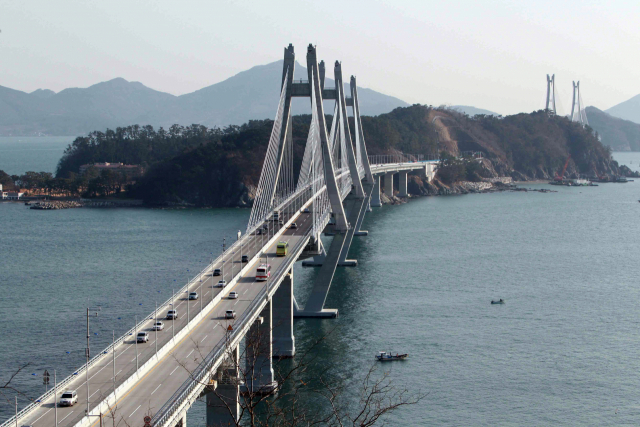 민자 운영사가 폭리를 취하는 ‘민자의 늪’에서 빠져나오려면 재협약 수준의 구조 개혁이 필요하다는 지적이 나온다. 지난 20년간 통행료 수입 8618억 원을 거둬들인 거가대교. 부산일보 DB