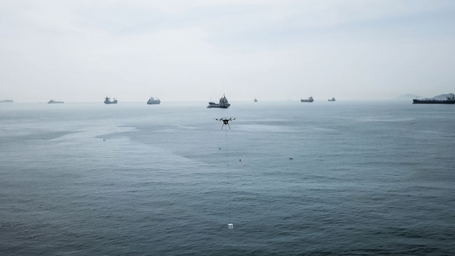 부산 영도구의 스타트업 '해양드론기술'이 남외항에 묘박 중인 선박에 드론을 이용, 물품을 배송하고 있다. 해양드론기술 제공