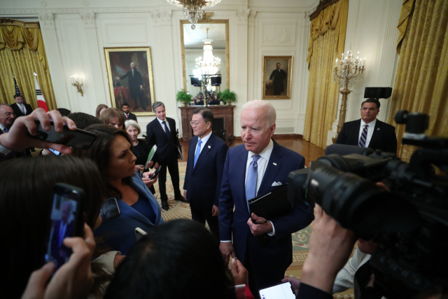 문재인 대통령과 조 바이든 미국 대통령이 21일 오후(현지시간) 백악관에서 공동기자회견장을 나서고 있다. 연합뉴스