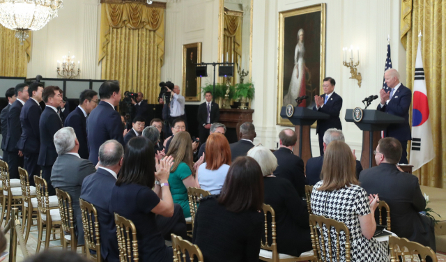 삼성·현대·SK·LG의 경영진들이 한·미 정상회담 기자회견 중 일어나 참석자들의 박수를 받고 있다. 연합뉴스