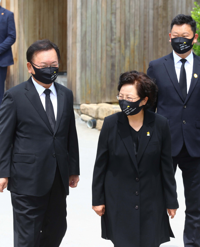 12일 경남 김해시 봉하마을에서 열린 노무현 대통령 서거 12주기 추도식에서 권양숙 여사와 김부겸 총리가 묘역으로 이동하고 있다. 정종회 기자 jjh@