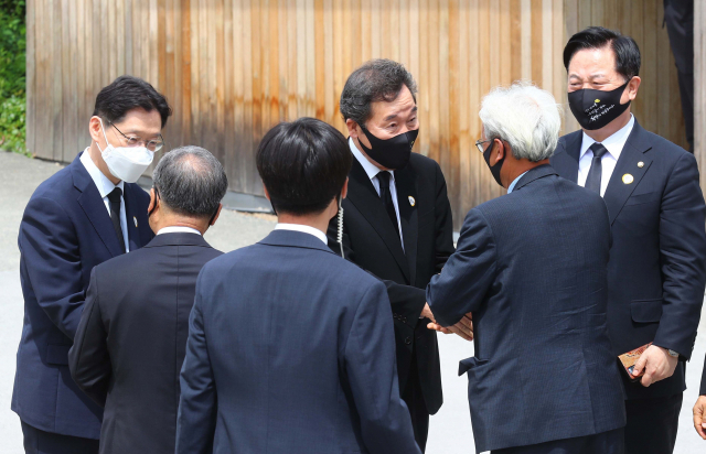 이낙연 전 총리와 김경수 경남도지사, 김두관 더불어민주당 의원이 추도식에 참석하기 위해 묘역으로 이동하고 있다. 정종회 기자 jjh@