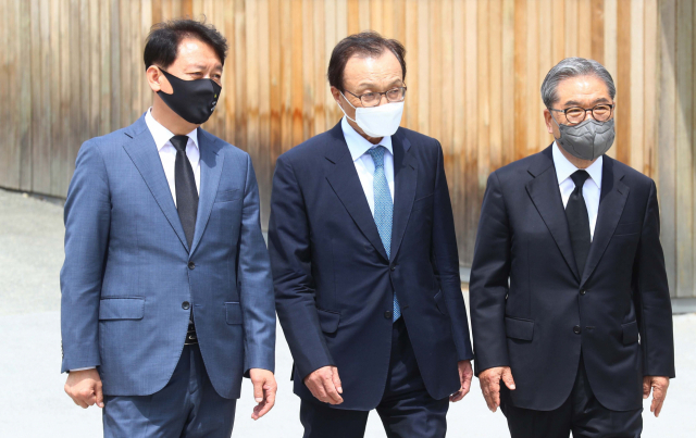 이해찬 전 총리와 더불어민주당 이광재 의원이 추도식에 참석하기 위해 묘역으로 이동하고 있다. 정종회 기자 jjh@