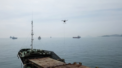 ㈜해양드론기술에서 부산 영도구 남외항에 묘박 중인 선박에 드론을 이용해 물품을 배송하고 있다. 해양드론기술 제공