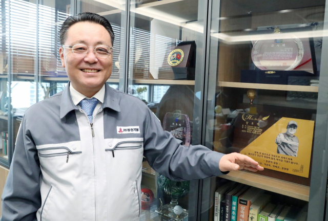 ‘부산일보 비즈Biz포럼’ 장호익 의장이 비즈Biz포럼 회원들이 스타트업 기업인들에게 다양한 경험을 제공하고 네트워크 형성을 돕는 ‘비즈Biz포럼＆스타트업 동행’ 프로그램에 대해 설명하고 있다. 강원태 기자 wkang@