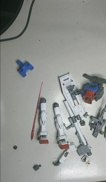 부산대의 한 강사가 음주상태로 자신의 취미인 프라모델을 조립하는 수업을 진행해 학생들로부터 비판을 받고있다. 부산대 '에브리타임' 캡처