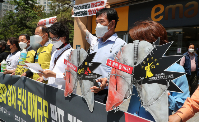 가습기살균제참사 전국네트워크와 부산환경운동연합 등이 24일 오후 부산 연제구 이마트 연제점 앞에서 가습기살균제 참사 부산 피해규모 발표 기자회견을 열고 가습기 살균제 피해 해결을 촉구했다. 강선배 기자 ksun@