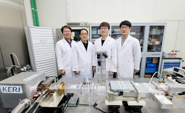 한국전기연구원(KERI) '의료·산업용 MW급 마그네트론' 국산화 개발팀(왼쪽부터 김근주·김정일·이정훈·김상훈 연구원). KERI 제공
