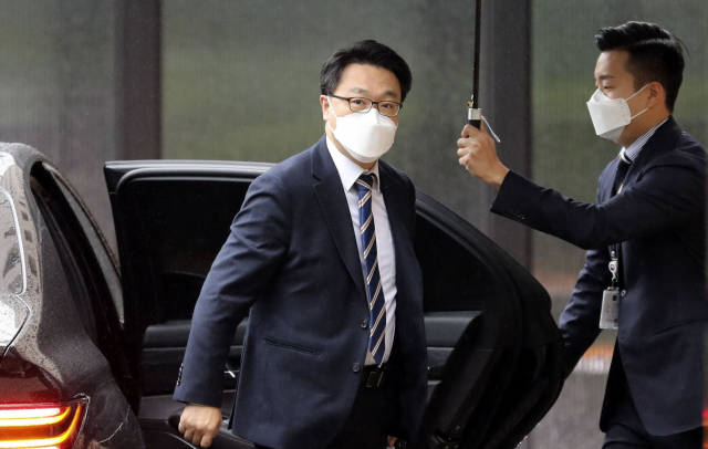 고위공직자범죄수사처가 '3호 사건'으로 이성윤 서울중앙지검장 공소장 유출 사건을 지정하고 수사에 착수했다. 김진욱 공수처장이 25일 오전 경기 정부과천청사 공수처로 출근하고 있다. 연합뉴스