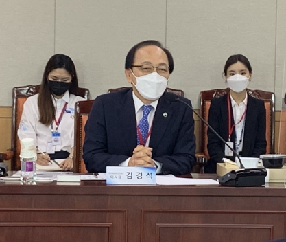 25일 정부세종청사 해양수산부 회의실에서 취임 후 첫 기자간담회를 갖고 있는 김경석 한국해양교통안전공단(KOMSA) 이사장. KOMSA 제공