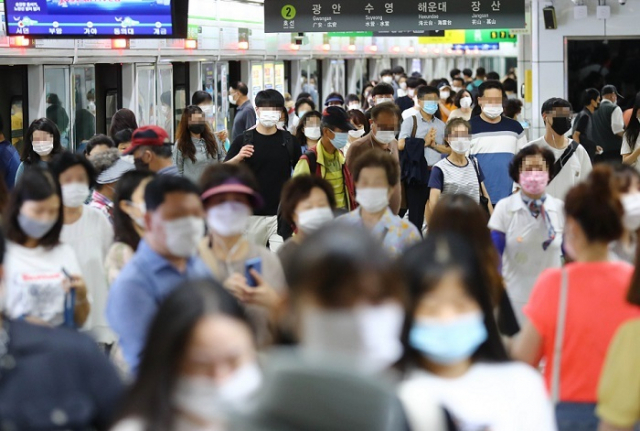 사진은 부산 도시철도 2호선 서면역 승강장에서 출근길 시민들이 바삐 지나가고 있는 모습. 정종회 기자 jjh@