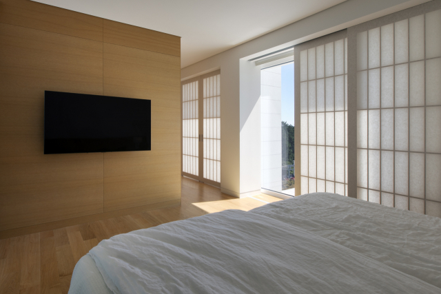 ‘여름집’ 안방과 창. 전통 건축이 가미돼 세련미가 느껴진다. 조명환 사진작가 제공