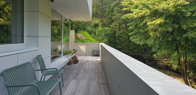 ‘여름집’ 지하 1층 테라스에서 계곡 쪽을 바라보고 앉아 있으면 입에서 “으~ 시원하다”는 말이 저절로 나올 정도다. 집 이름 ‘여름집’은 여기서 탄생했다. 정달식 선임기자