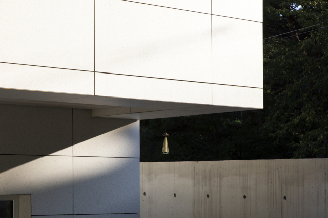 ‘여름집’의 건물 외벽은 이중 구조를 취한다. 내벽과 자기질 타일 사이로 15cm 안팎의 간극이 있다. 조명환 사진작가 제공