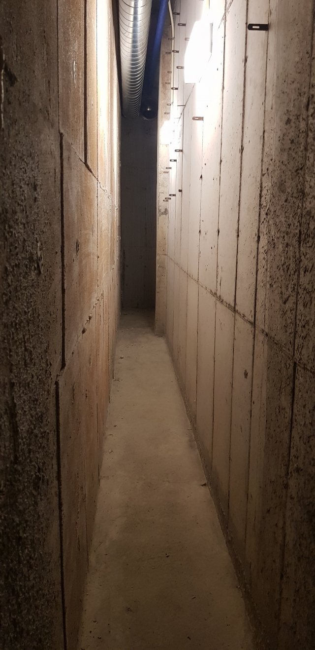 결로 현상과 습기를 차단하기 위해 ‘여름집’ 지하 1층 건물 벽과 벽 사이에는 이처럼 숨 쉬는 공간이 있다. 정달식 선임기자