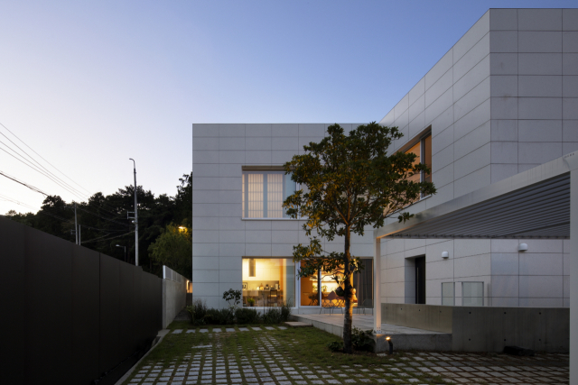 건물 밖에서 보면 마치 갤러리처럼 보이는 부산 금정구 청룡동 ‘여름집’. 조명환 사진작가 제공