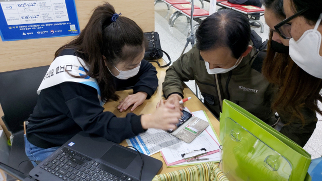 부산시 ‘디지털배움터’ 사업의 구청 헬프데스크 현장.