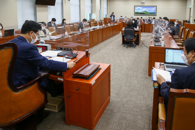 지난 24일 서울 여의도 국회에서 열린 환경노동위원회 고용노동법안심사소위원회에서 안호영 소위원장이 의사봉을 두드리고 있다. [연합뉴스]