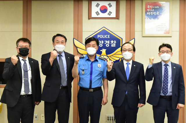 지난 26일 오전 해양경찰청 본청에서 김경석 한국해양교통안전공단(KOMSA) 이사장(오른쪽 2번째) 김홍희 해경청장(중앙)이 해양안전 확보를 위한 유관기관 간 협조를 약속하고 안전을 다짐하고 있다. KOMSA 제공