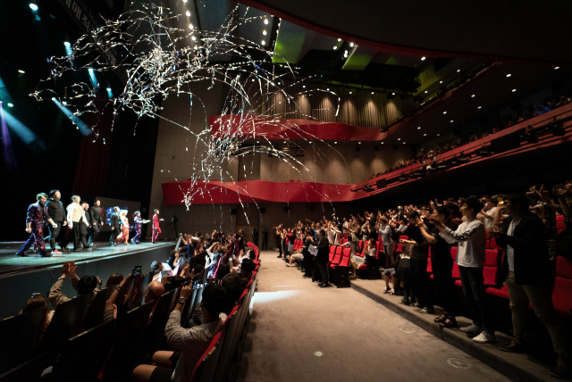 2019년 14회 부산국제매직페스티벌 매직 갈라쇼를 마친 뒤 관람객들이 환호하고 있다. 부산국제매직페스티벌조직위 제공