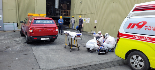 30일 울산 고려아연 온산제련소에서 노동자 2명이 사고로 숨졌다. 사고 현장에 구급대가 출동한 모습. 울산소방본부 제공