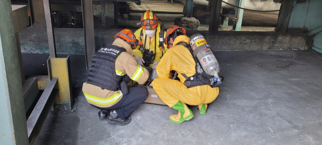 30일 울산 고려아연 온산제련소에서 노동자 2명이 사고로 숨졌다. 사고 현장에 구급대가 출동한 모습. 울산소방본부 제공