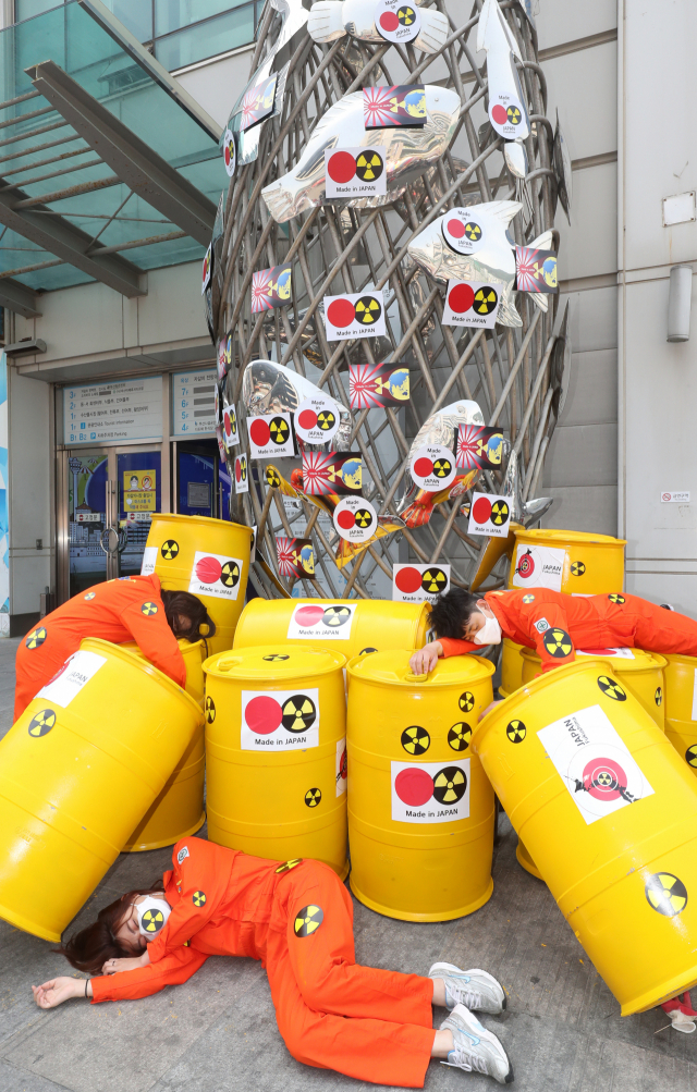 환경운동연합 바다위원회와 부산환경운동연합 활동가들이 31일 오전 부산 중구 자갈치시장 앞에서 일본 후쿠시마 원전 오염수 해양방류 결정 철회를 촉구하는 퍼포먼스를 펼치고 있다. 강선배 기자 ksun@