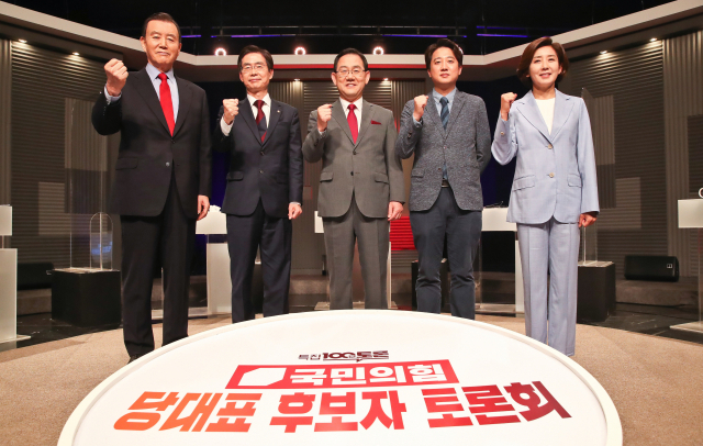 국민의힘 이준석(오른쪽에서 두 번째) 전 최고위원이 지난달 28일 당대표 예비경선에서 1위에 올라 이변을 연출했다. 31일 MBC TV 100분 토론회에 나선 국민의힘 당대표 후보들. 김종호 기자 kimjh@