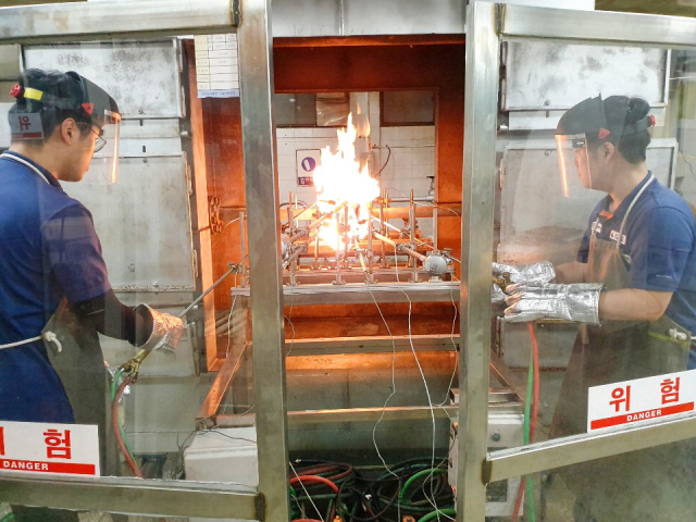 동아대가 산학 전임교원 채용과 동아 브랜드 개발 등을 통해 혁신을 시도한다. 동아대 고기능성밸브기술지원센터에서 연구원들이 기자재를 시험하고 있다. 동아대 제공