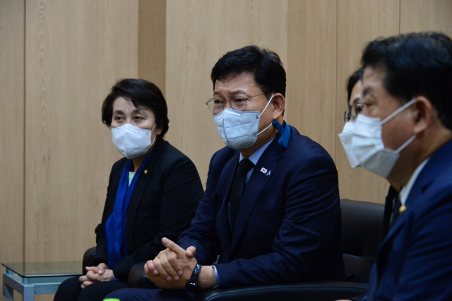 더불어민주당 송영길 대표와 정춘숙 국회 여성가족위원회 위원장, 김병주 의원 등이 1일 경기도 성남시 국군의무사령부 장례식장 접견실에서 성추행 피해 신고 뒤 극단적인 선택을 한 공군 여성 부사관의 유가족을 위로하고 있다. 연합뉴스