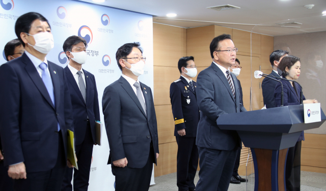 김부겸 국무총리가 2일 정부서울청사 합동브리핑실에서 부동산 투기 조사·수사 중간결과를 발표하고 있다. 연합뉴스