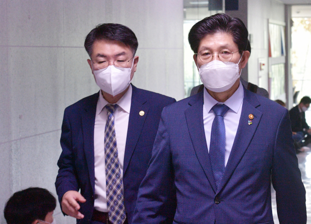 노형욱(오른쪽) 국토교통부 장관이 2일 국회 의원회관에서 더불어민주당 국토교통위원회 위원들이 참석하는 ‘한국토지주택공사(LH) 개혁방안 당정 협의’에 참석하고 있다． 김종호 기자 kimjh@