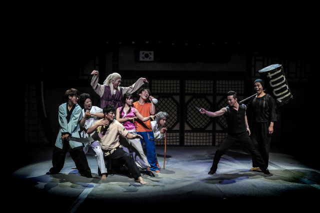 제18회 부산국제연극제 개막작 '점프'. 부산국제연극제 제공