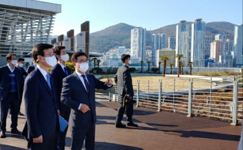 2020년 11월 20일 부산 북항재개발홍보관을 방문한 문성혁 해양수산부 장관(앞줄 왼쪽)이 정성기 부산항북항통합개발추진단장(앞줄 오른쪽)과 함께 부산항국제여객터미널 하늘정원에서 북항재개발사업지를 조망하며 사업 추진 현황을 점검하고 있다. 부산일보DB