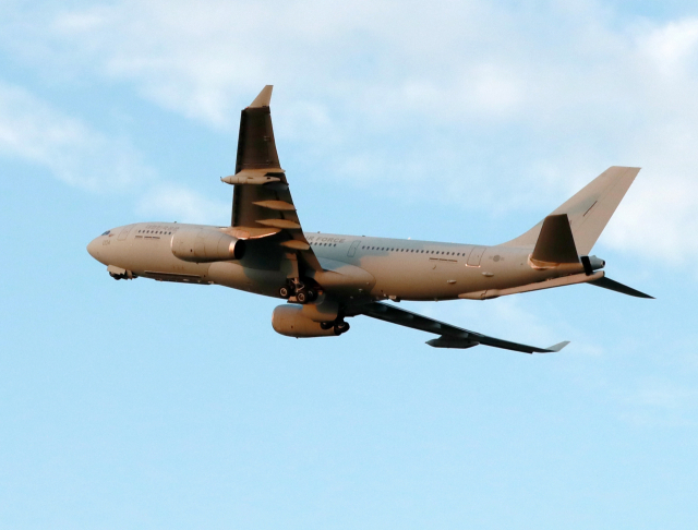 미국이 제공하는 얀센 백신을 수송하는 공군 공중급유수송기(KC-330)가 2일 오후 부산 김해공군기지에서 이륙해 미국으로 향하고 있다. 공중급유기는 미국에서 얀센 백신 100만회 분을 싣고 5일께 서울공항에 도착하는 것으로 전해진다. 연합뉴스