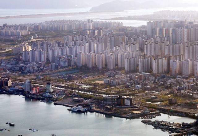 6월 부산의 주택 가격이 전월보다 1.01%가 올랐다. 이는 전국에서 인천(1.46%) 경기(1.32%) 다음으로 높은 것이다. 사진은 부산 강서구 명지동 일대 아파트 전경. 부산일보 DB