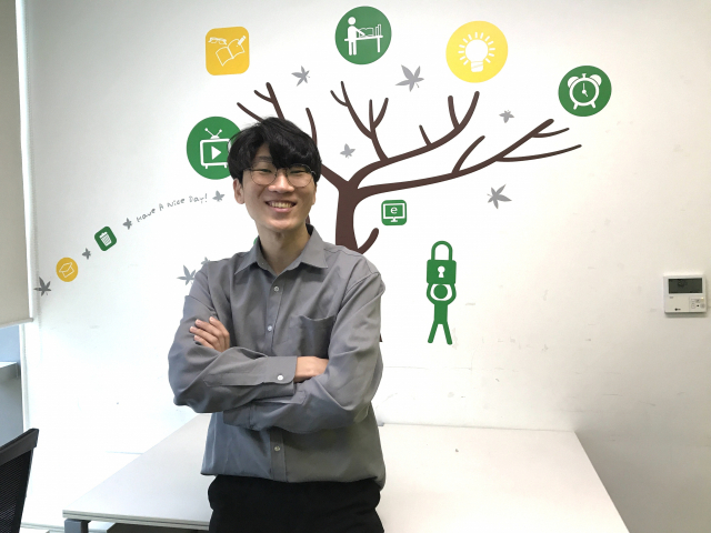 박재홍 코드오브네이처 대표가 부산창조경제혁신센터 비큐브(B.cube) 사무실에서 ‘이끼 포자 산림 복구키트’에 대해 설명하고 있다.