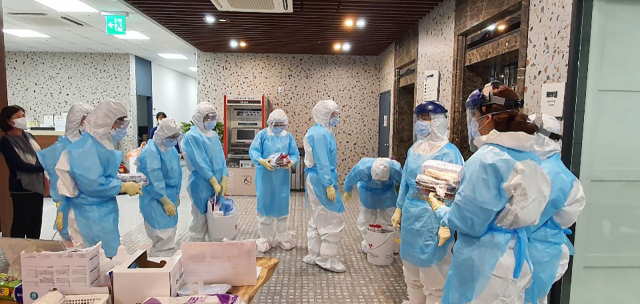 지난해 부산의 한 요양병원이 코호트 격리 때 10개 구·군 보건소에서 차출된 간호사들이 단체로 검체 채취를 위해 준비하는 모습. 부산일보DB