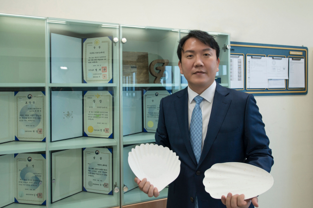 대통령 표창을 받은 마린이노베이션 차완영 대표가 해조류로 만든 접시를 소개하고 있다. 마린이노베이션 제공