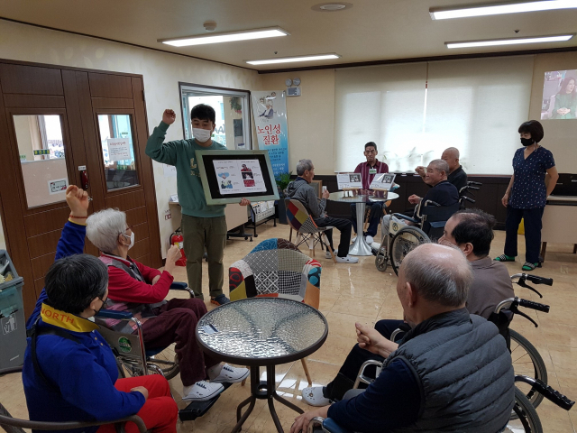 부산가톨릭대 학생들이 노인요양시설에서 ‘카페 마실’을 열고 어르신들과 즐거운 시간을 보내고 있다. 부산가톨릭대 제공