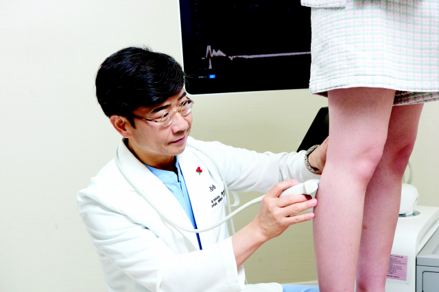김병준레다스흉부외과 김병준 대표원장이 하지정맥류 환자를 살펴보고 있다. 김병준레다스흉부외과 제공