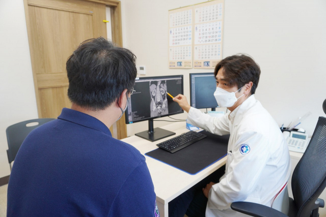 커피나 고카페인 음표 섭취로 인해 젊은 층에서 다뇨증 증상이 늘고 있다. 동아대병원 비뇨의학과 김수동 교수가 환자를 진료하고 있다. 동아대병원 제공