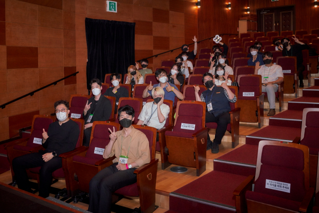 2021 부산국제매직페스티벌 매직컨벤션이 이틀간의 일정을 마무리했다. 사진은 시상식에서 대기 중인 마술사들. 부산국제매직페스티벌 제공