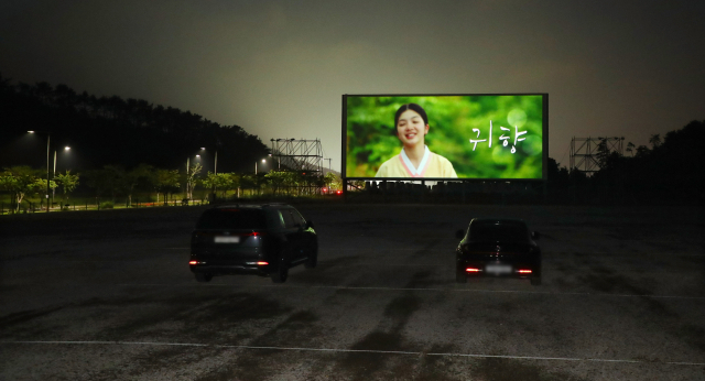 개관을 앞두고 지난 5일 시설 점검 중인 자동차극장. 정종회 기자 jjh@