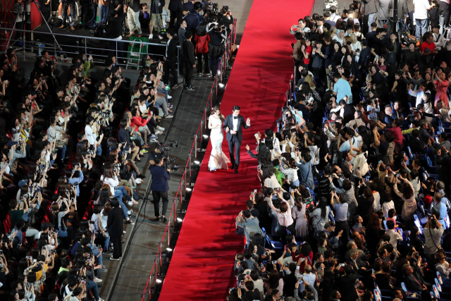 코로나19 팬데믹 이전인 2019년 10월 영화의전당에서 열린 제24회 부산국제영화제 개막식에서 영화인들이 레드카펫을 지나는 장면. 부산일보DB