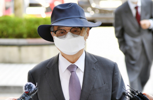 오거돈 전 부산시장이 8일 부산지법에서 열린 2차 공판에 출석하고 있다. 정대현 기자 jhyun@