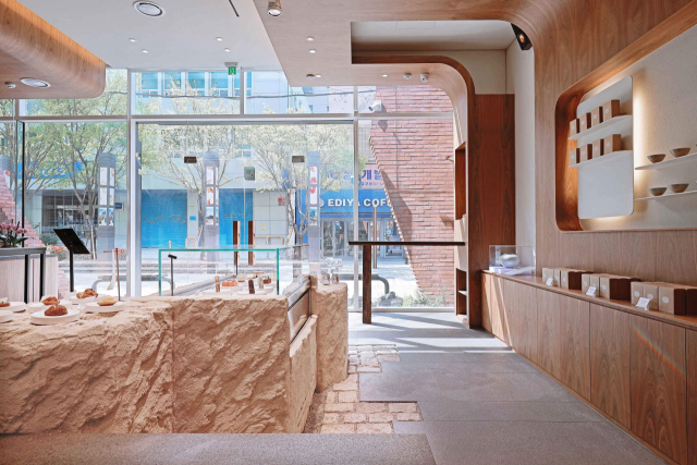 연경재 1층. 천장을 높여 고객들이 들어서면 시원한 개방감을 느낄 수 있게 했다. 이성민 사진작가 제공